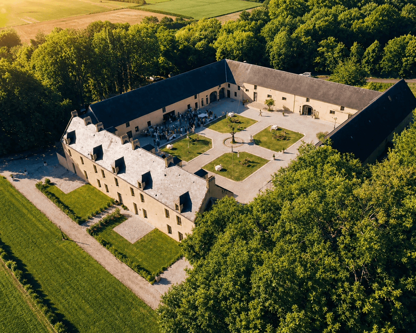 Vue aérienne du Domaine de la Cour des Lys — lieu de mariage et de réception en Calvados, Normandie