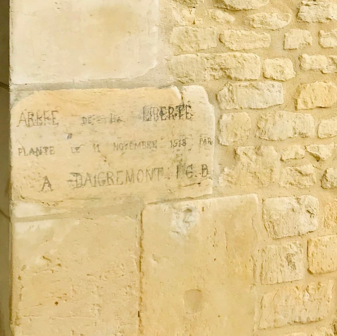 Pierre gravée sur l'entrée Ouest du Domaine — « Arbre de la Liberté · planté le 11 novembre 1918 par A. Daigremont »