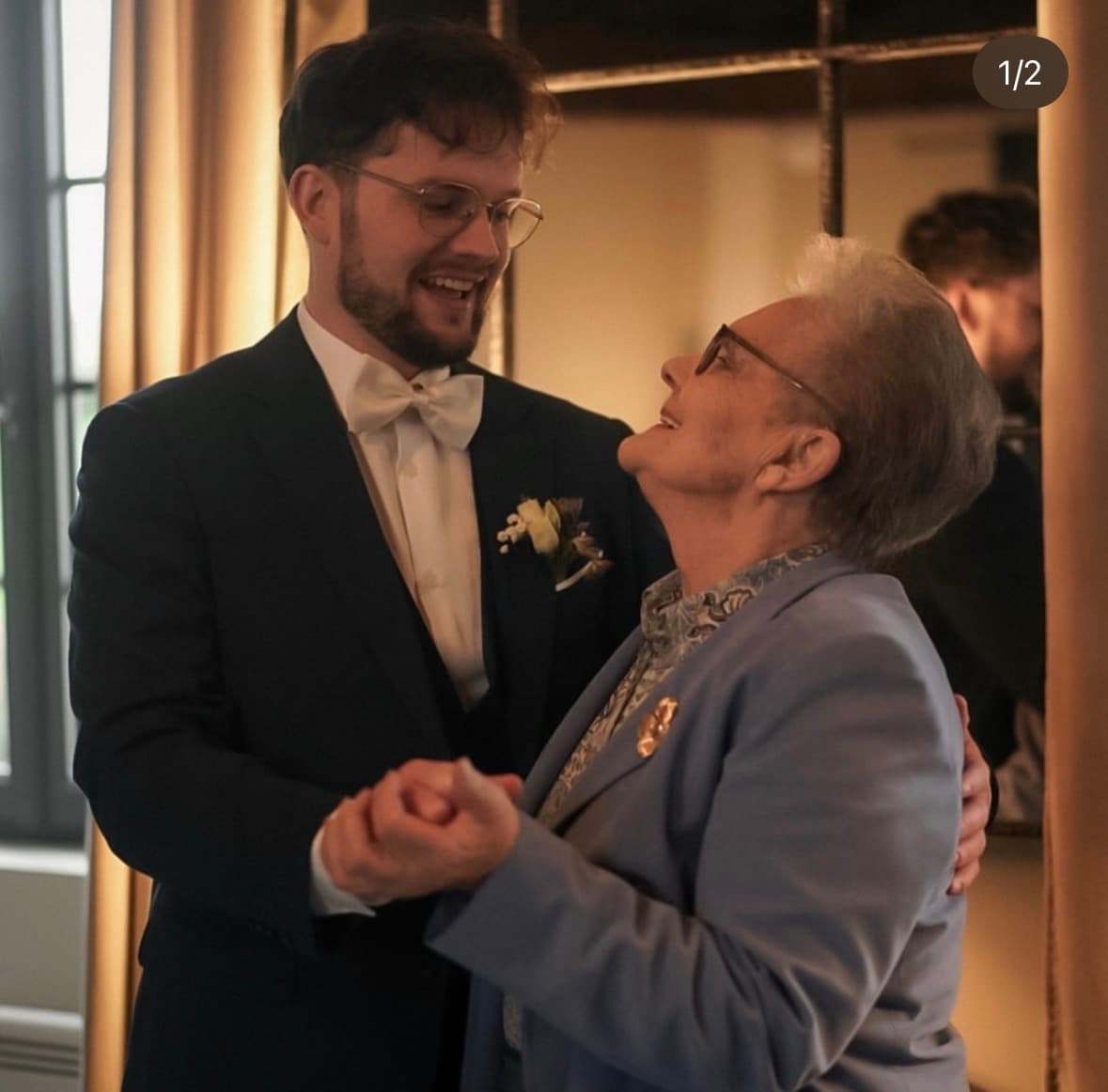 Une grand-mère danse avec son petit-fils le jour de son mariage au Domaine de la Cour des Lys