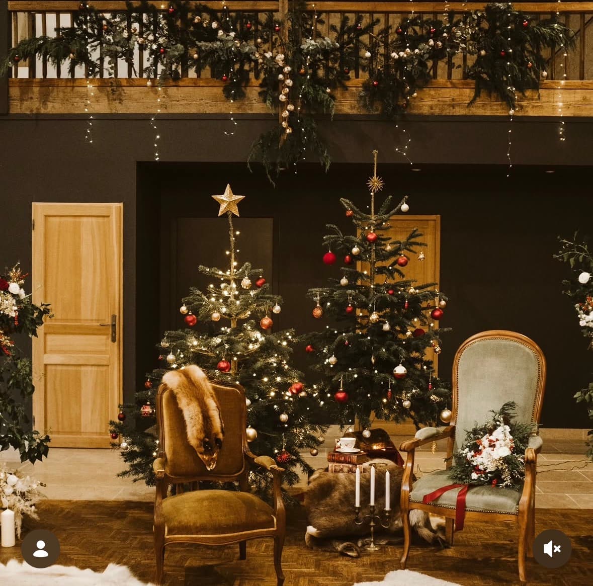 Salle décorée pour un mariage de Noël au Domaine de la Cour des Lys — sapins illuminés, fauteuils Louis XVI et guirlandes de pin