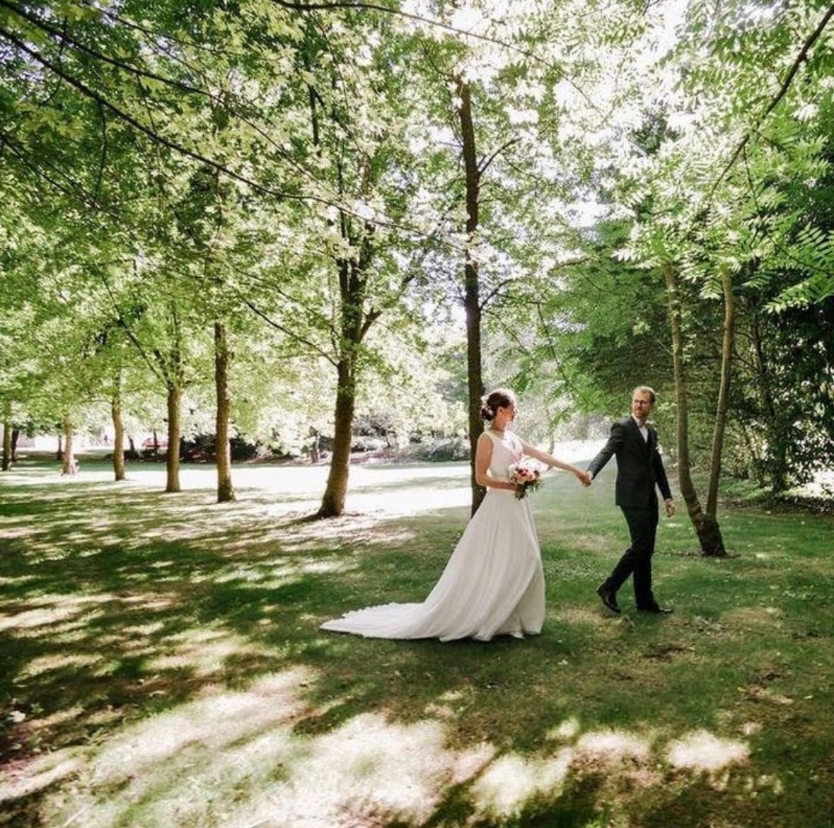Couple dans le parc du Domaine de la Cour des Lys — mariage week-end en Normandie