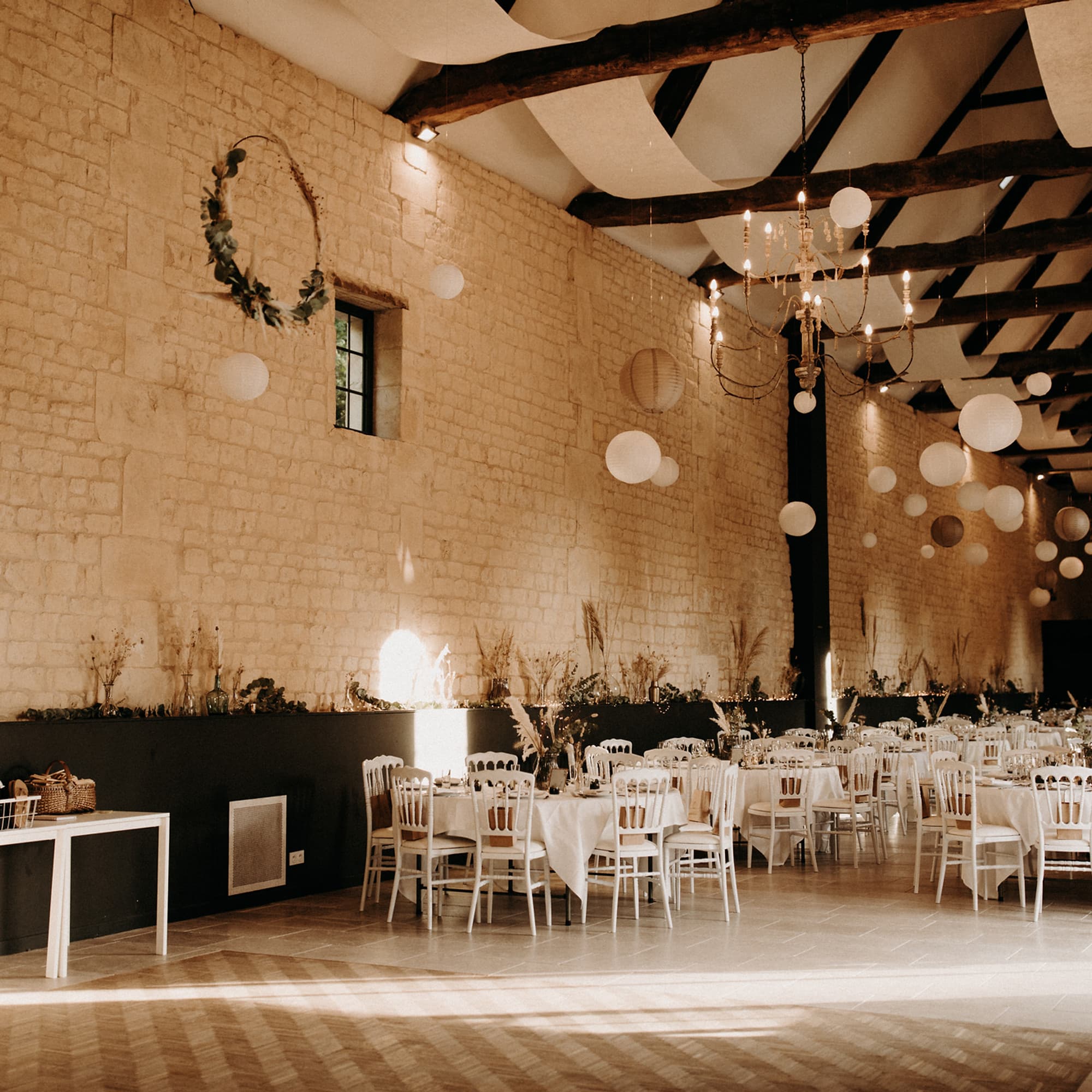 Salle de réception illuminée au Domaine pour un mariage d'hiver