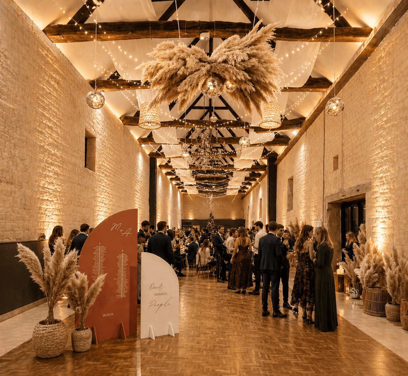 Salle Louis XVI dressée pour un mariage — invités en cocktail sous la décoration de pampas et guirlandes lumineuses